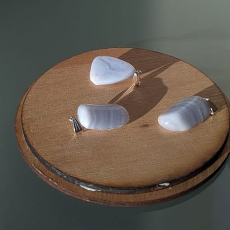 Pendentif Calcédoine bleue sur oeillet en argent